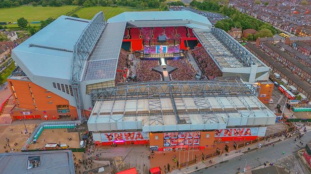 It takes some effort to delight over 55,000 fans and make each one feel like they are the only person in the room, but Taylor Swift effortlessly manages to achieve this.